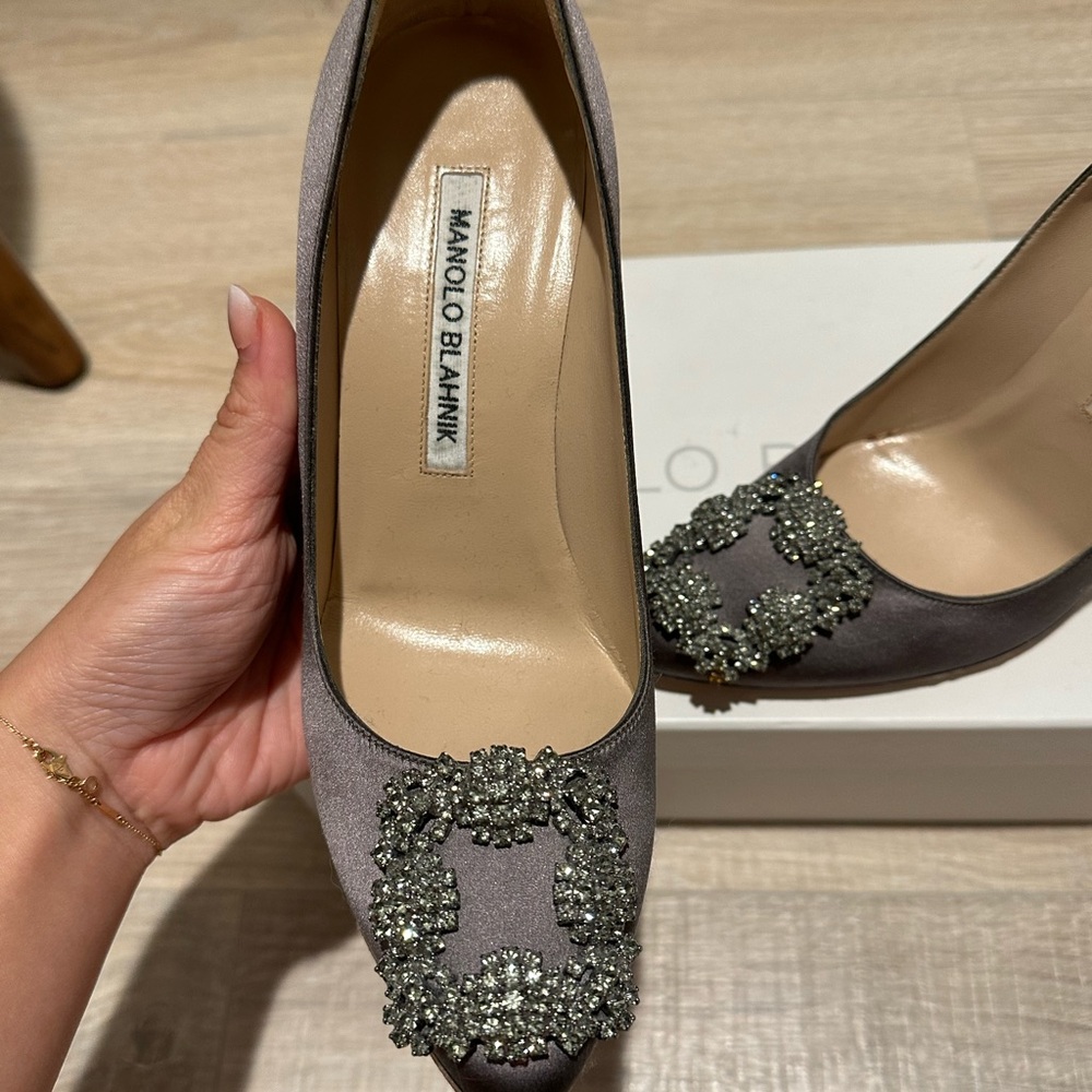 MANOLO BLAHNIK Hangisi Grey Satin Jewel Buckle Pumps sz35 - Picture 5 of 8